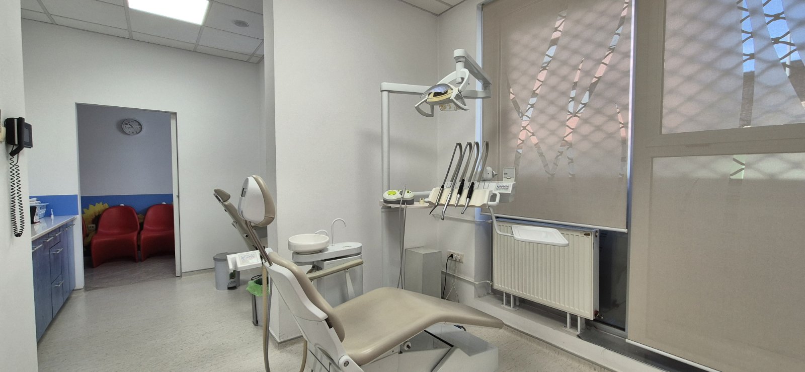 Radni prostor ordinacije sa stomatološkom stolicom i opremom.