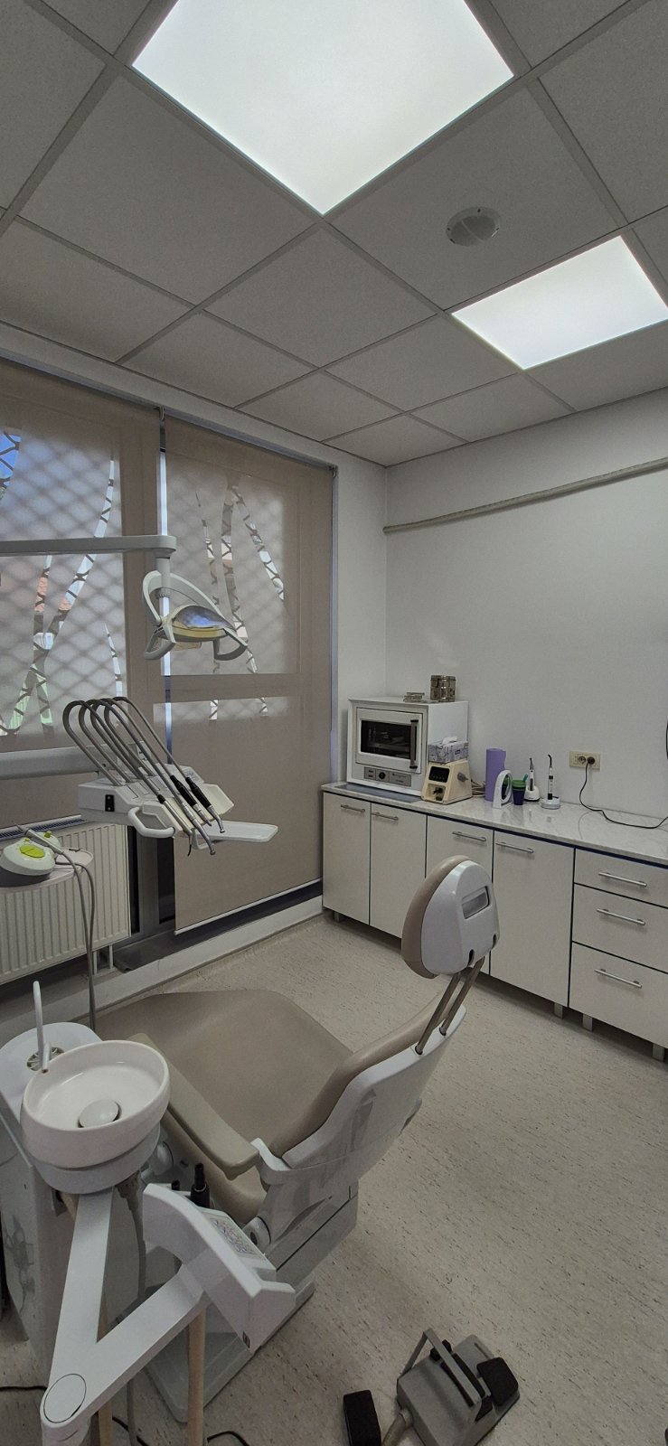 Uredan radni prostor Dental Studio Vještica sa stomatološkom stolicom.