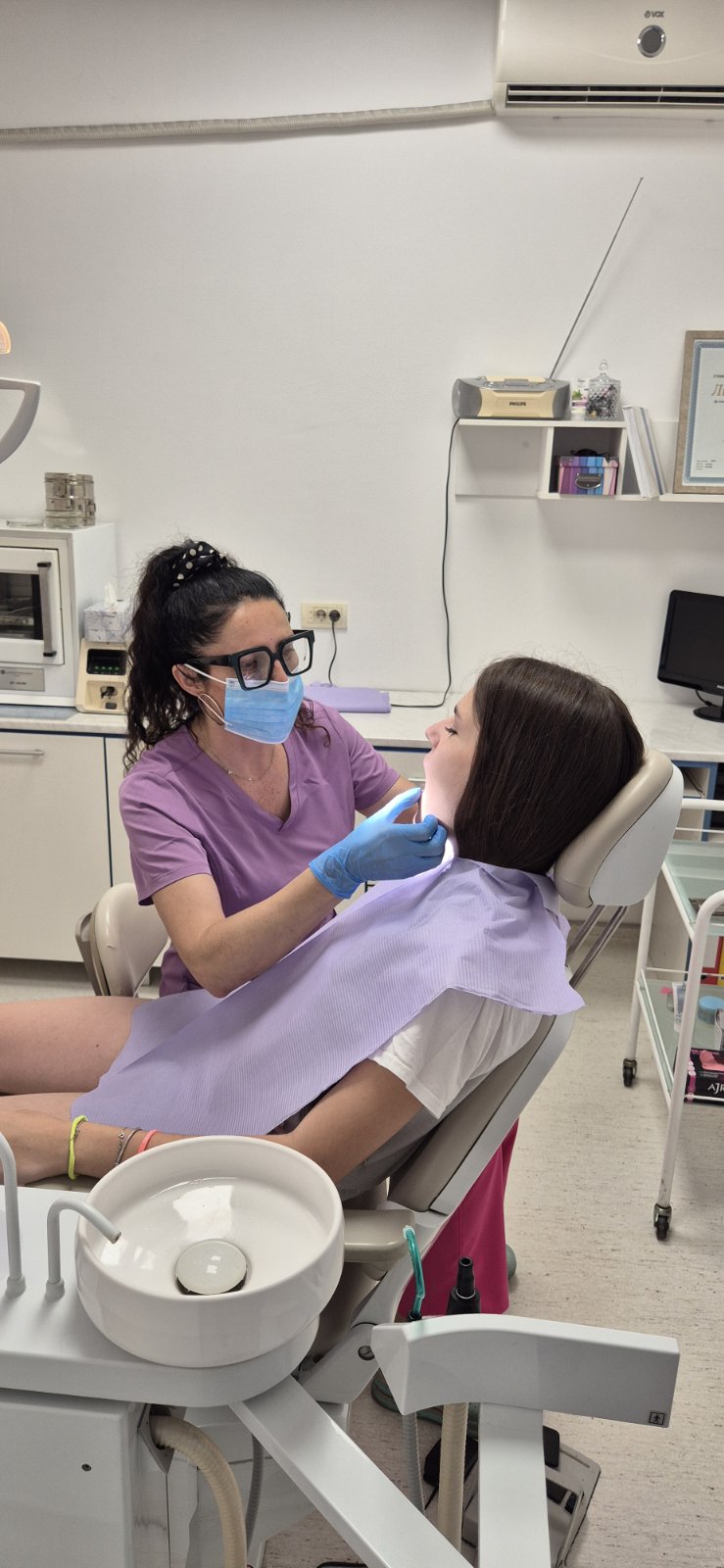 Pacijentkinja tokom pregleda u ordinaciji Dental Studio Vještica.