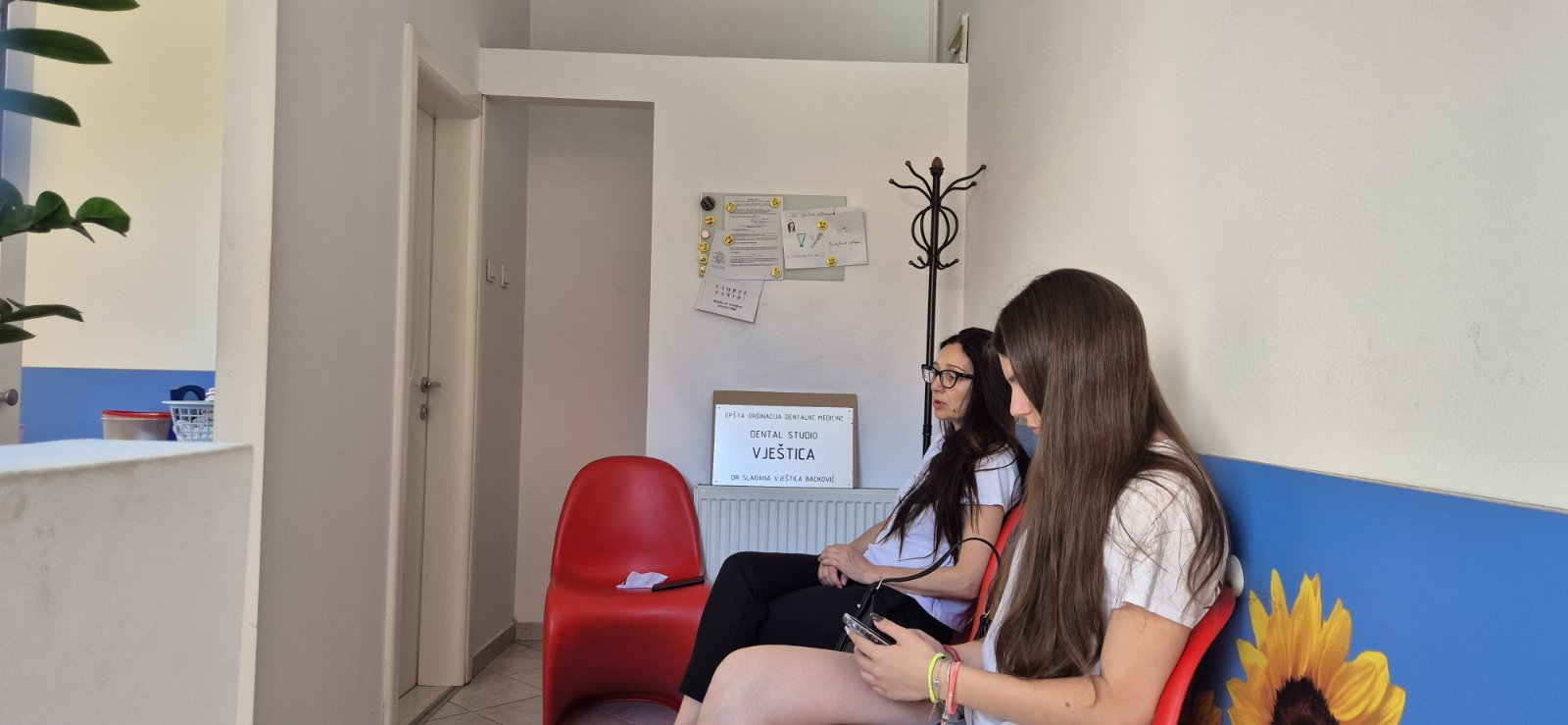Doktorka i pacijentkinja u prijemnom prostoru ordinacije.